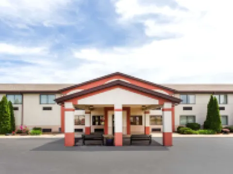 Super 8 by Wyndham Plymouth Hotels in Marshall County