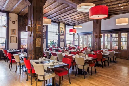 Best Western Plus Monopole Metropole Отели рядом с достопримечательностью «Fontaine de Janus»