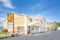 Super 8 by Wyndham Riverton - Pet friendly