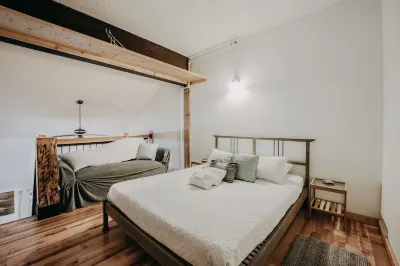 18Sll - Newly Remodeled - Sleeps 4 - Fireplace - W/D 1 Bedroom Condo by Redawning