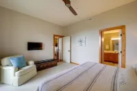 Hike & Ski: Mtn-View Gem w/ Balcony in Burnsville! - 駐車場