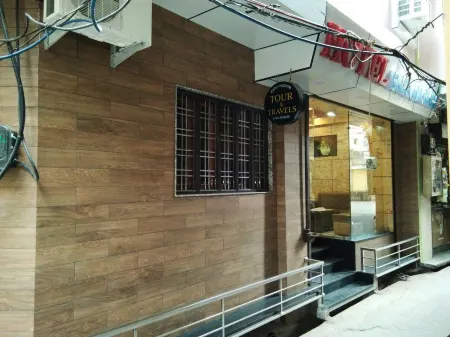 Hotel Bani Hashim Отели рядом с достопримечательностью «Кваджа Гариб Навас Дарга Шариф»