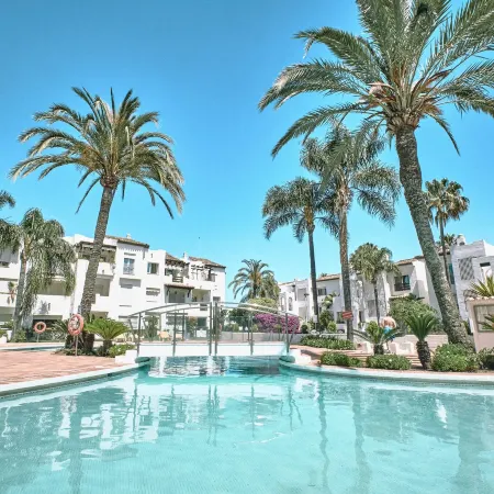 Cozy Beach Side Apartment with Pool
