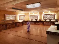 The Roseman Hotel & Suites Gaur Central Mall附近的飯店