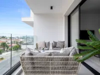 Sanders Elgio - Neat 3-Bdr Apt with Rooftop Hotels in Agios Athanasios