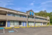 Motel 6 Morgantown, WV - parking