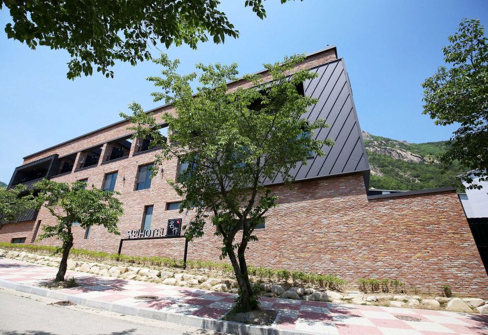 2. 명작호텔..