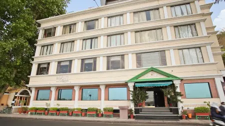 Hotel Ranjits Lakeview