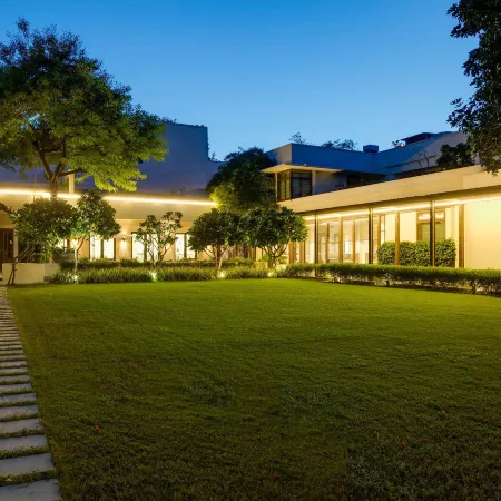 The Manor - New Delhi Отели рядом с достопримечательностью «Храм Акшардхам»