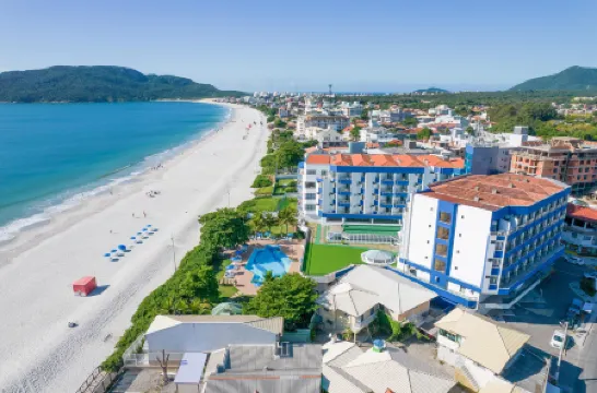 Ingleses Praia Hotel Отели рядом с достопримечательностью «Open Air Costao do Santinho Archaeology Museum»