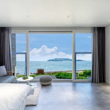 Geoje Island Four Season Pension Отели рядом с достопримечательностью «Тематический бамбуковый парк «Мэнджонджук»»