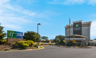 Holiday Inn Express Hampton - Coliseum Central