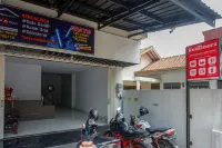RedDoorz near Simpang Tujuh Kudus Hotels in Kedungdowo