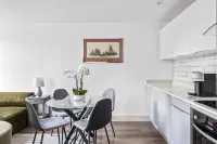 Luxurious 2 Bedroom Apartment with Free Parking in Chelmsford City Centre Отели в г. Ингейтстон