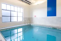 DoubleTree by Hilton Calgary North - Pool