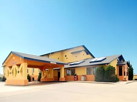 Super 8 by Wyndham Hutchinson