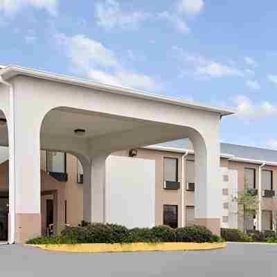 Days Inn & Suites by Wyndham New Iberia Hotel Exterior