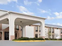 Days Inn & Suites by Wyndham New Iberia Hotels near Reserve at Squirrel Run