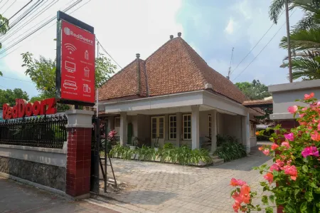 RedDoorz Syariah Near Alun Alun Purwokerto Отели рядом с достопримечательностью «Monumen Panglima Besar Jenderal Soedirman»