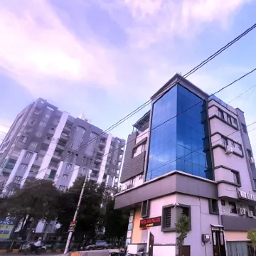 Hotel Sun Palace Hotels near Hiran Magri