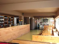 Moving Hostel Travel Bar - bar