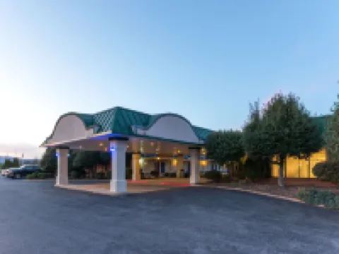 เดย์สอินน์ บายวินด์แฮม ลูเรย์ เชอนานโด โรงแรมในPage County