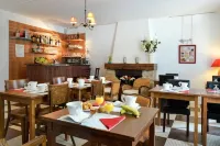 Logis Hôtel Saint Cyr Hotels in Villeny