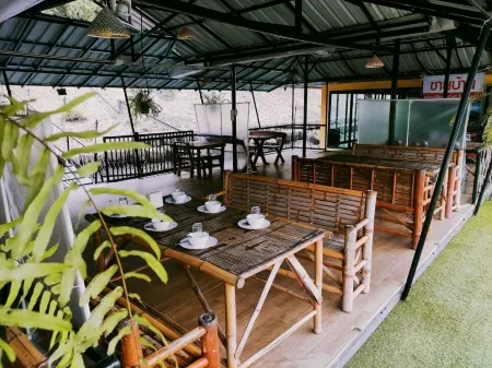 The Raft Land Resort Отели рядом с достопримечательностью «Wat Khuan Khao Laem»