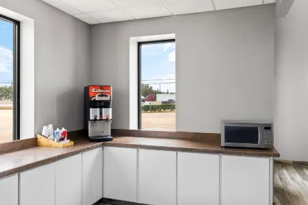 Econo Lodge Inn & Suites