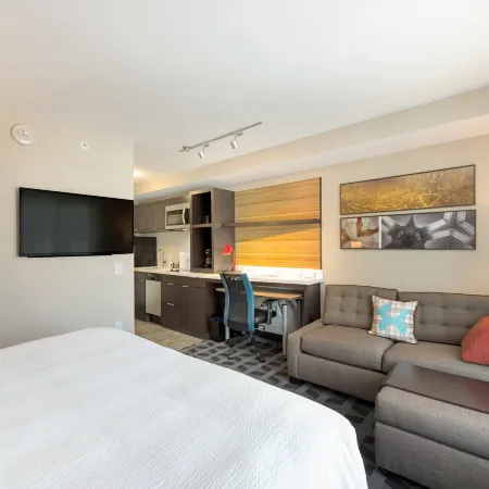 TownePlace Suites Greensboro Coliseum Area Отели рядом с достопримечательностью «Торговый центр Four Seasons»