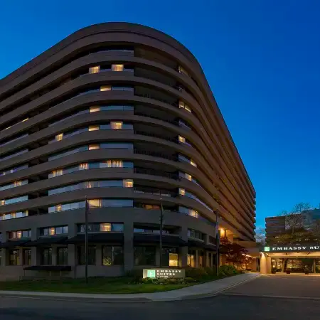 Embassy Suites by Hilton Bethesda Washington DC Отели рядом с достопримечательностью «Станция метро Bethesda»