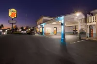 Super 8 by Wyndham Crescent City - parking