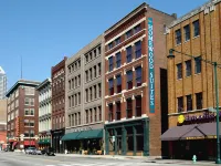 Homewood Suites by Hilton Indianapolis-Downtown Hotel berhampiran Bangunan Pusat Circle