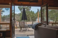 Cozy Cabin w/ 6 minute walk to the beach!