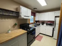 Cozy Creekside Cottage next to City Park. Walk to mainstreet!