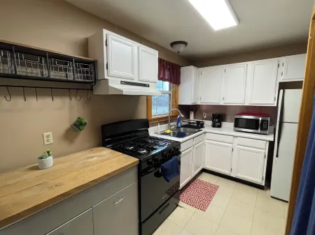 Cozy Creekside Cottage next to City Park. Walk to mainstreet! Отели в г. Маунтин-Вью