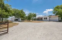 Cozy Modern 2/2 Farmhouse Near Waco Hotels near Lake Shore Baptist Church