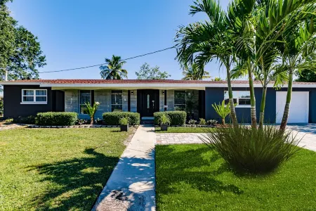 WATERFRONT MODERN 4/2 FLORIDA HOME POOL BOAT DOCK AND LIFT DIRECT GULF ACCESS