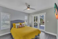 Luxe Lakefront Escape - Jacuzzi +Pool + Sunset Views + BBQ + Close to Disney!