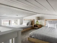 Enjoy the lake & mountain retreat at The Water & Woods Tiny Home トレーシー・シティのホテル