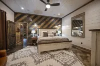 Unwind, Play, and Make Memories — Your Perfect Getaway Awaits! Beautiful Creek! - 5-Star