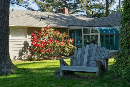 Beautiful Water Views & Private Beach Trail Between Sequim & PA Отели рядом с достопримечательностью «Нью Дангенесс Лайтхаус»