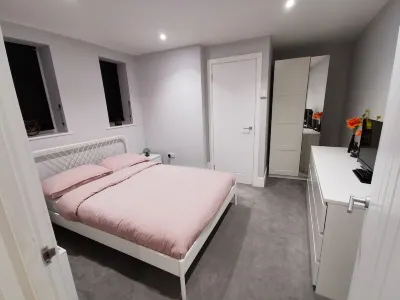 5 sleeps with kids play area and travel cot