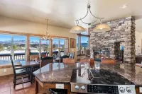 35 Acres-Luxurious 3 Private Suites-Sleeps 8-Kid+Dog Friendly-30+ Mile Views