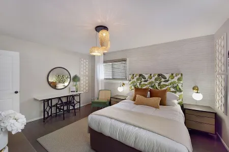 Newly Renovated, modern, cozy home -15 mins away from the airport