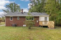 Charming 3-bedroom house with AC and WiFi in enchanting Petersburg.