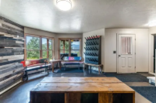 Cozy Large Cabin with hot tub and skiing and hot springs near by! Trails galore!