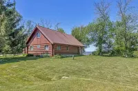 Lake Winnebago waterfront 3 bedroom Log home on a private lot with a great view!