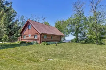Lake Winnebago waterfront 3 bedroom Log home on a private lot with a great view!