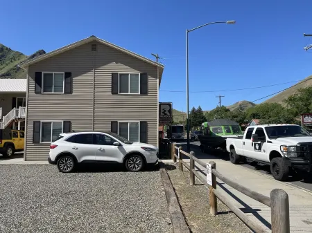 Cozy retreat within walking distance of anything in town and the salmon river! Отели в г. Риггинс